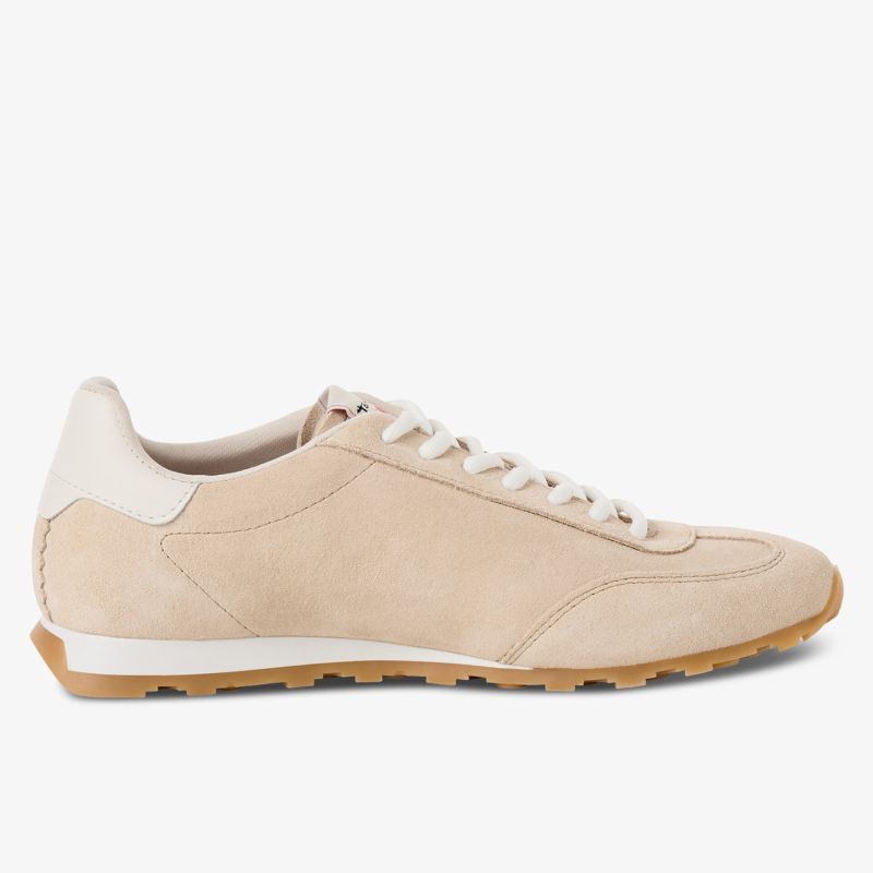 Seitenansicht eines bequemen, atmungsaktiven Sneaker aus hellem Material mit leichter Sohle
