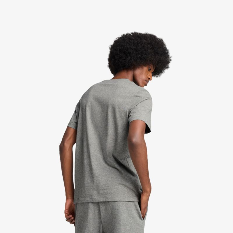 Männliches Modell trägt graues T-Shirt mit kurzer Ärmel in lässiger und bequemer Passform von hinten.