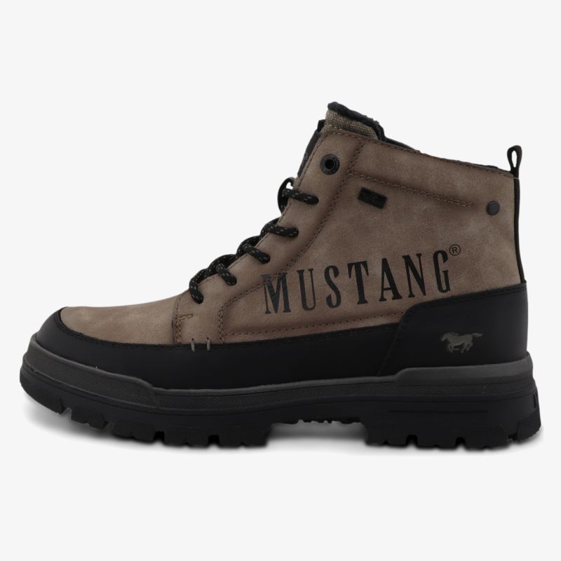 Seitenansicht eines robusten, schnürbaren Mustang Stiefels mit markantem Logo und profilierter Gummisohle