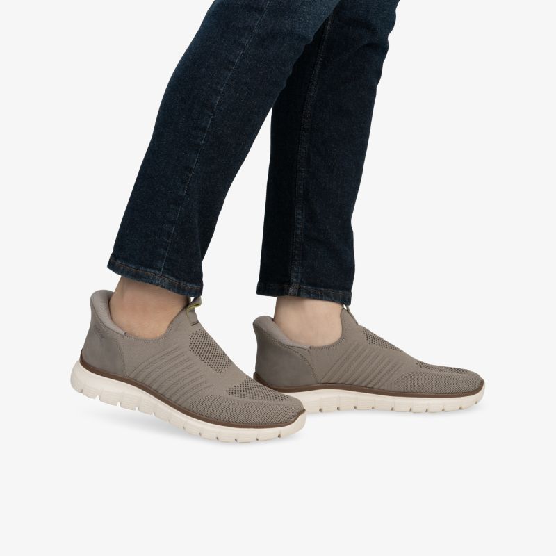 Leichte graue Freizeitschuhe mit weißer Sohle, komfortabel und atmungsaktiv, getragen an Füßen