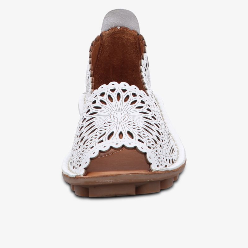 Eleganter Schuh mit filigraner Spitze und komfortabler Sohle. Ideal für stilvolle Outfits.