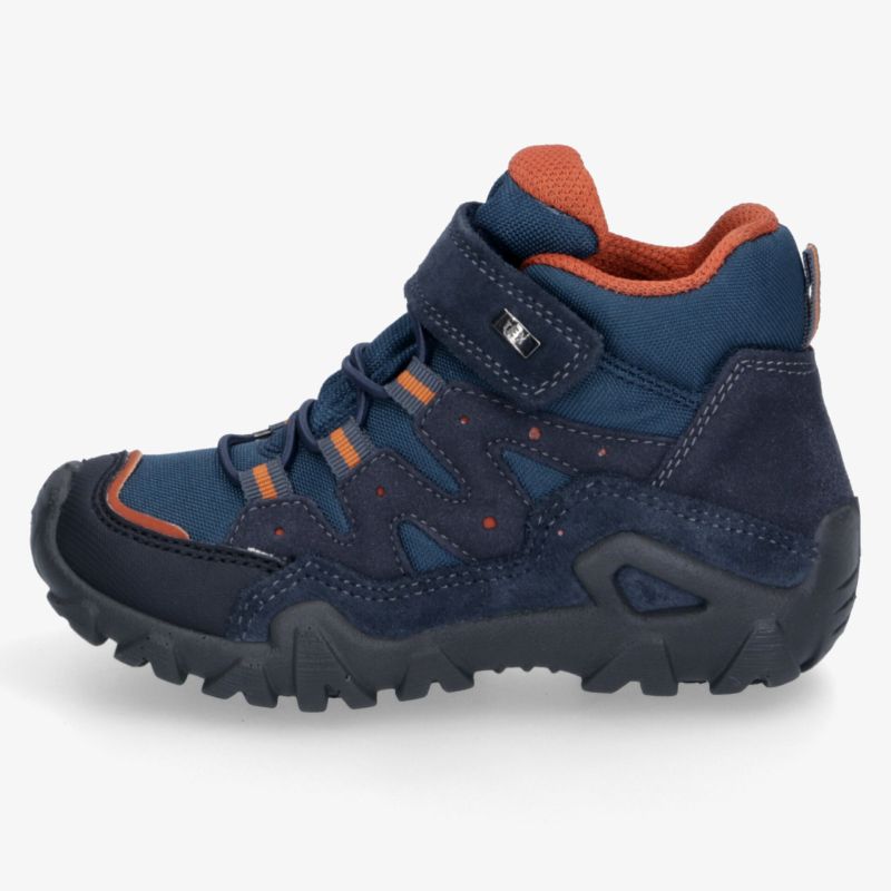 Robuster blauer Outdoor-Schuh mit Klettverschluss, griffiger Profilsohle und gepolstertem Schaft in schräger Frontansicht