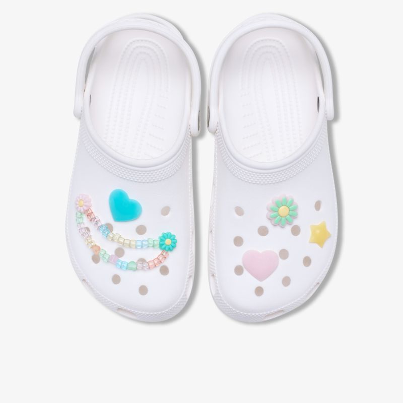 Leichte weiße Schuhe mit dekorativen bunten Verzierungen und komfortablen Trageriemen