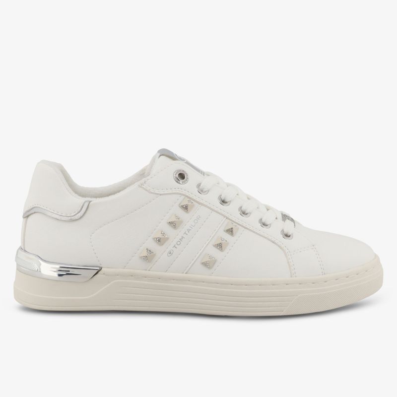 Seitliche Ansicht eines weißen Sneakers mit metallischem Detail, sportlich und bequem