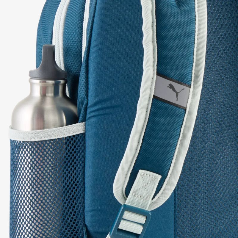 Nahaufnahme Rucksackseite mit Trinkflasche und gepolstertem, verstellbarem Schultergurt in Blau und Weiß