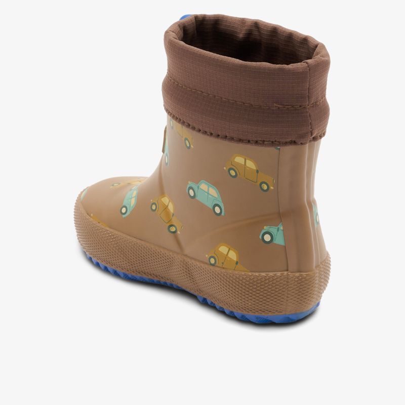 Robuster Kinderschuh in braun mit rutschfester blauer Sohle und buntem Autodesign, warm gefüttert und wasserdicht