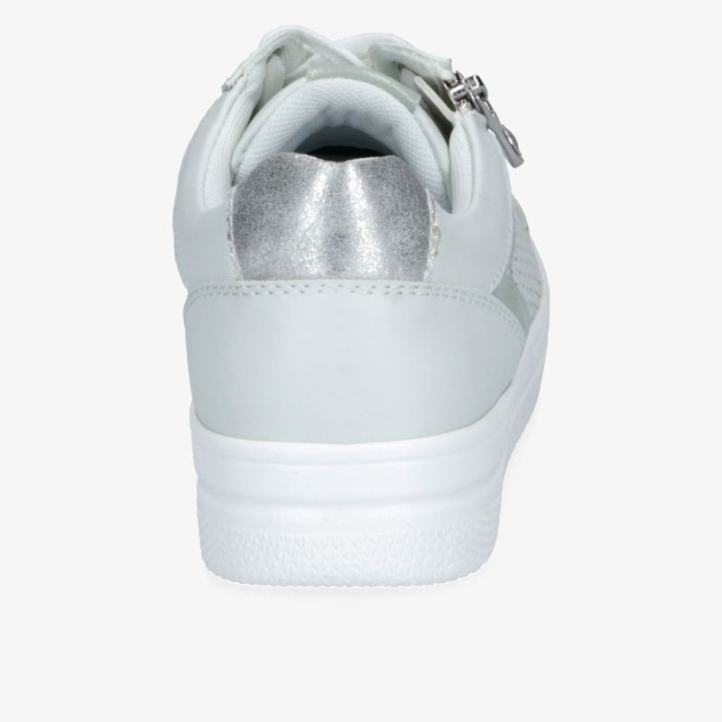 Eleganter weißer Sneaker mit silbernem Akzent, perfekte Ergänzung für stilvolle Freizeitoutfits.