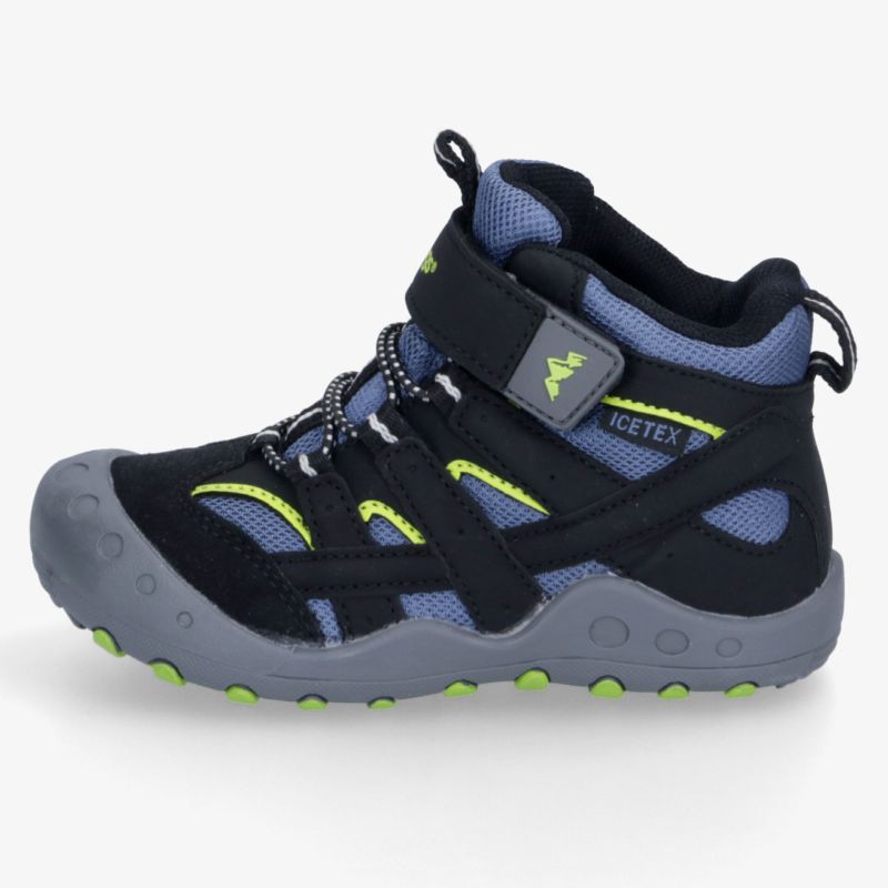 Sportlicher dunkelblauer Schuh mit griffiger Sohle, atmungsaktivem Mesh und leuchtenden Akzenten in schräger Vorderansicht.