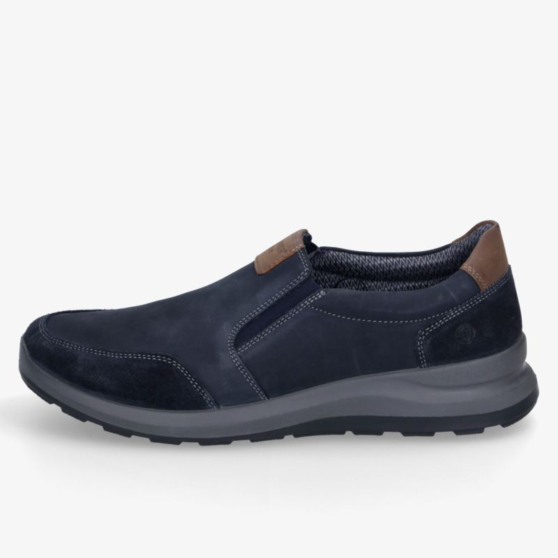 Seitliche Ansicht eines blauen Schuhs mit elastischen Einsätzen und rutschfester Sohle für hohen Tragekomfort