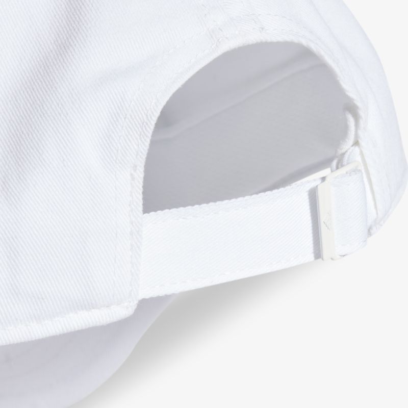 Detailaufnahme eines weißen Caps mit verstellbarem Metallverschluss für optimale Passform und Komfort