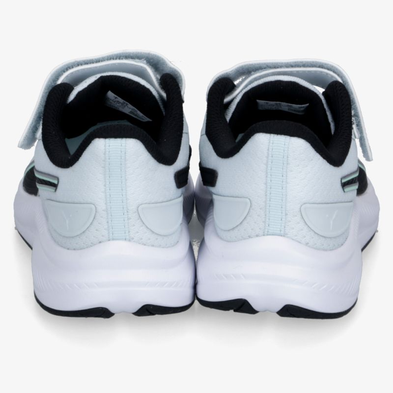 Rückansicht von bequemen Sportschuhen mit gepolstertem Schaft und rutschfester Sohle für optimalen Halt