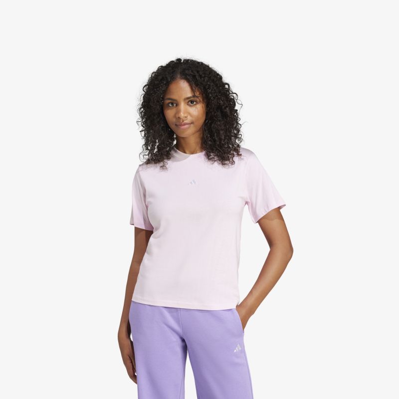 Modell trägt lila Kurzarmshirt mit entspanntem Schnitt und weichem Material, vorne sichtbar