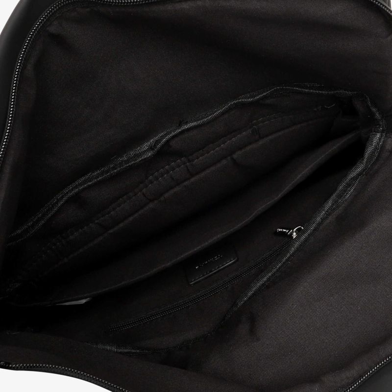 Schwarze Innenansicht einer Tasche mit mehreren Fächern und Reißverschlussfach für gute Organisation