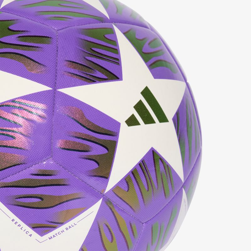 Detailansicht lila Fußball mit weißem Stern und Adidas-Logo, glänzende Oberfläche