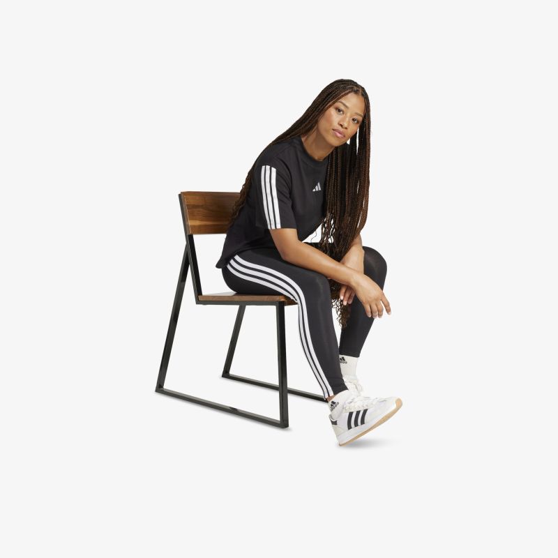 Moderner adidas Sneaker in Weiß mit klaren Linien für bequemen und vielseitigen Tragekomfort.