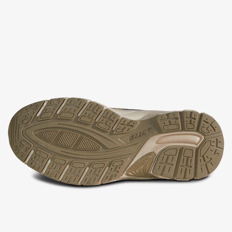 Robuste Schuhsohle mit tiefem Profil für optimalen Grip und lange Haltbarkeit im Outdoor-Bereich