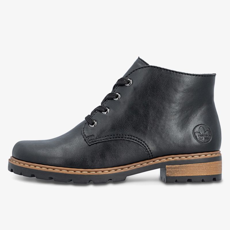 Schwarzer Halbstiefel aus Leder mit robuster Profilsohle und bequemer Schnürung in seitlicher Ansicht