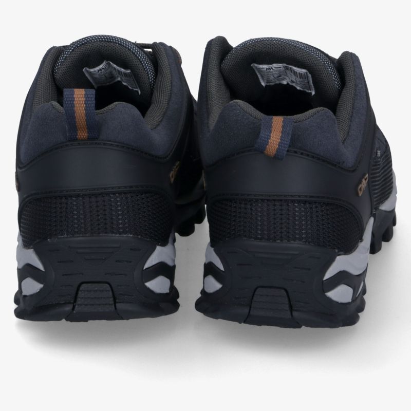 Robuste schwarze Outdoor-Sportschuhe mit gepolstertem Einstieg und griffiger, rutschfester Sohle, Rückansicht