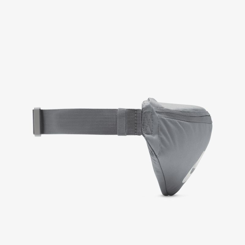 Graue Bauchtasche mit verstellbarem Gurt und kompakter Form, ideal für praktische Aufbewahrung unterwegs