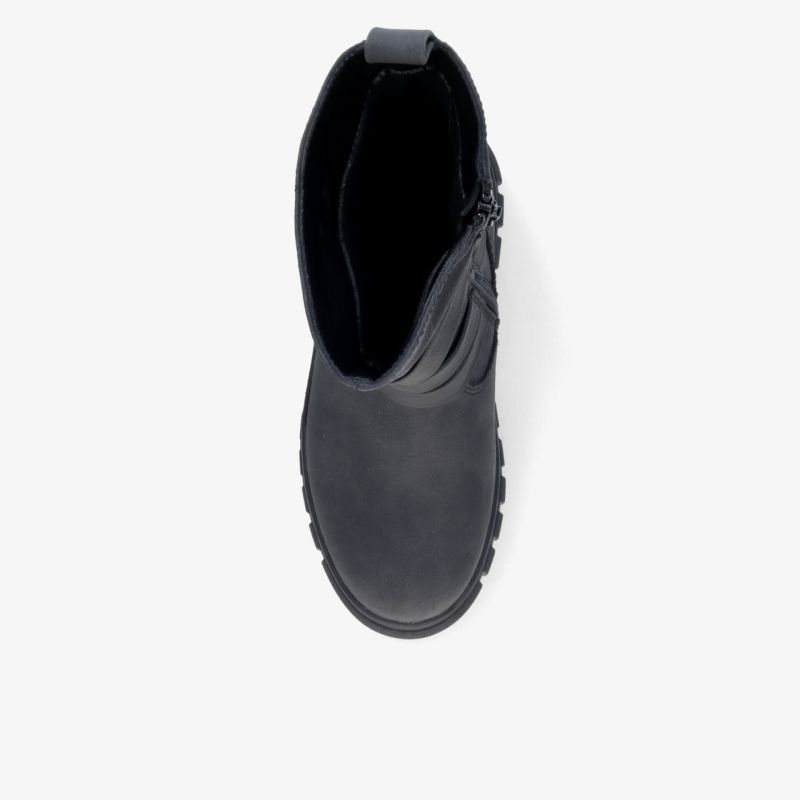 Schwarzer Schuh mit hohem Schaft und robuster Profilsohle, in klarer Draufsicht auf weißem Hintergrund gezeigt.