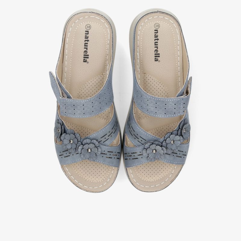 Bequeme blaue Pantolette mit verstellbarem Riemen und weichem Fußbett, atmungsaktiv und dekorativ