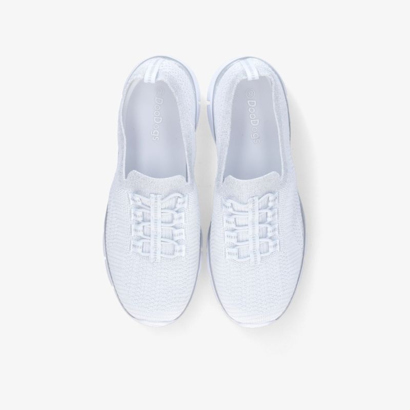 Weiße Sneaker Paar mit atmungsaktivem Material und flexibler Sohle, bequem und sportlich im klassischen Design