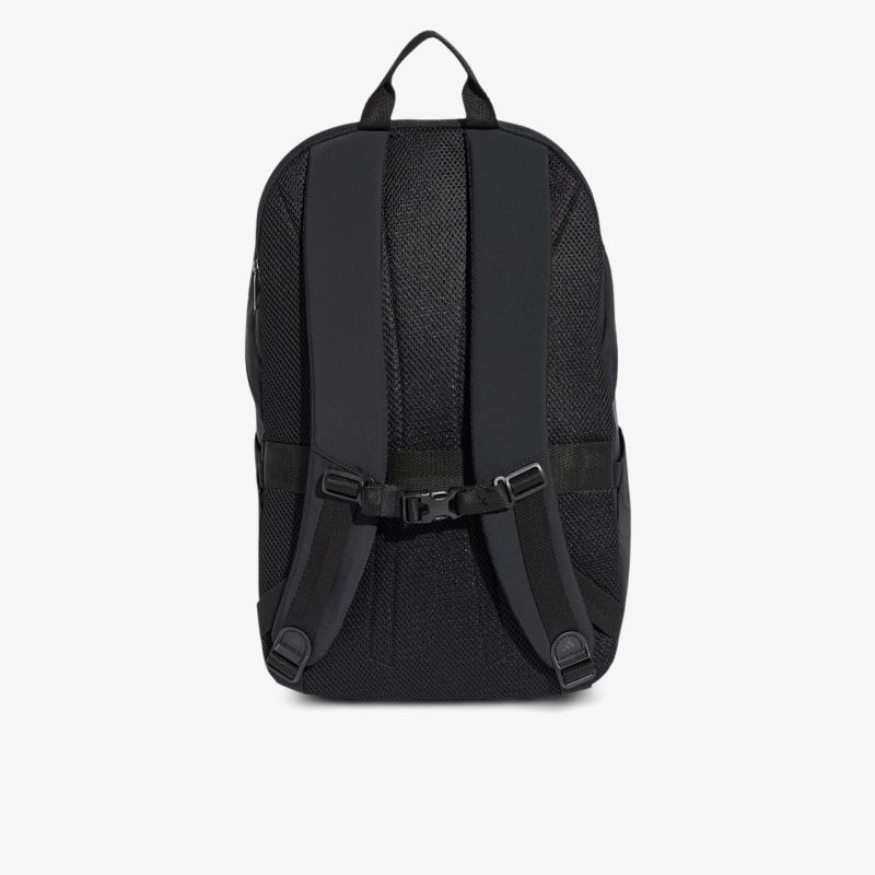Rucksack mit gepolsterten, verstellbaren Trägern und robustem, langlebigem Material in schlichter Optik