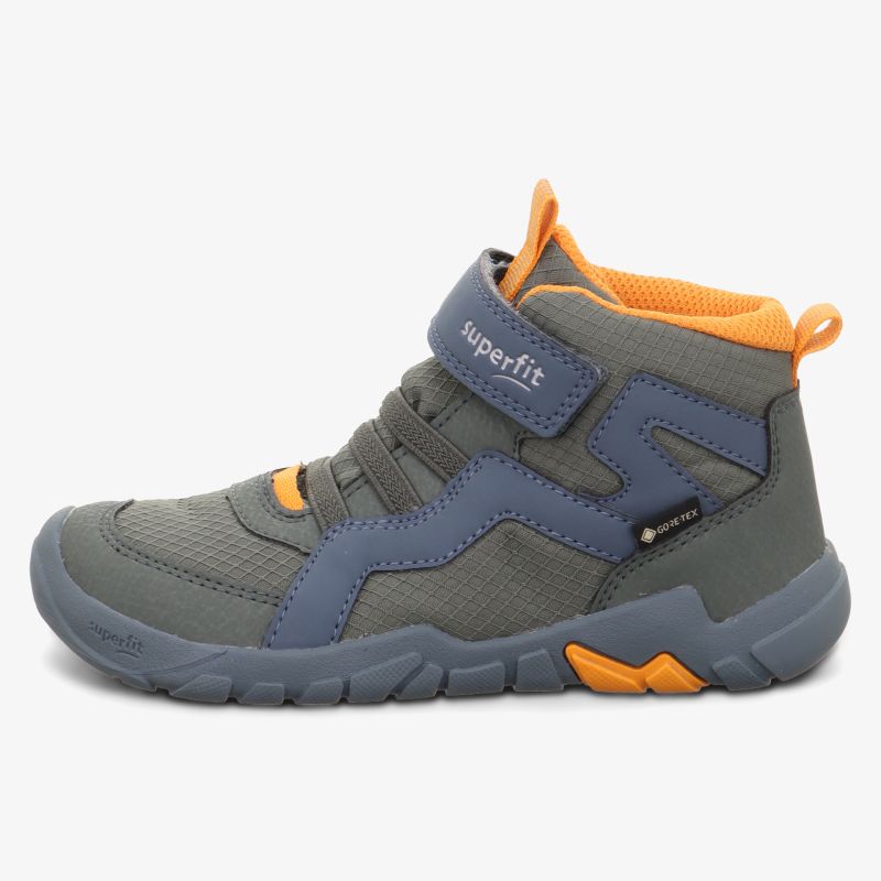 Robuster grauer Sportschuh mit orangefarbenen Akzenten und rutschfester Sohle in klarer Seitenansicht