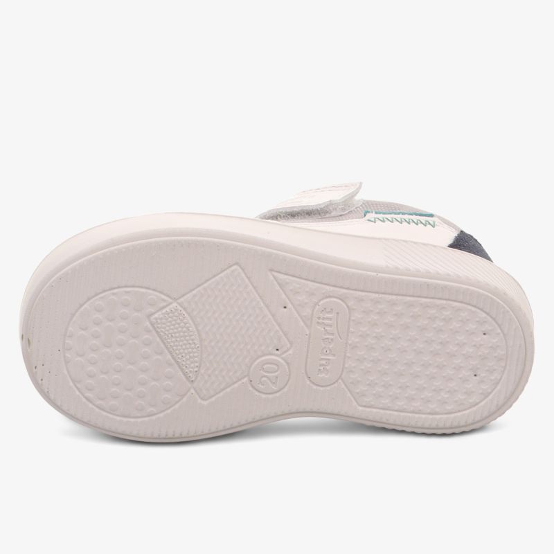 Weiße Schuhsohle mit gutem Grip und langlebigem Profil für rutschfesten Halt