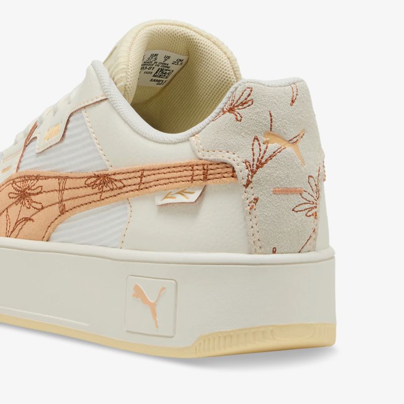 Detailansicht eines beigen Sneakers mit Blattmuster, hochwertigem Leder und robuster, komfortabler Sohle