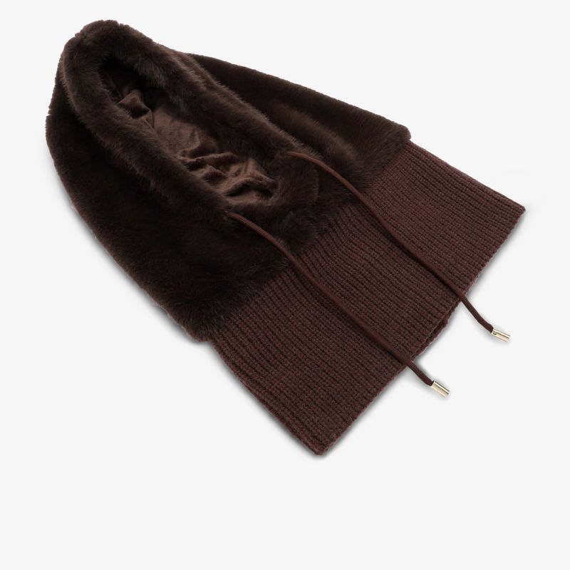 Dunkelbraune Schuhstulpen aus weichem Kunstfell mit geripptem Strickbund für warme Füße und stilvolle Akzente.