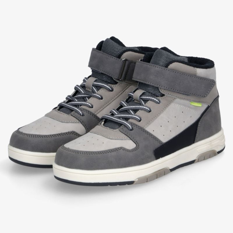 Sportliche graue und schwarze Schuhe im Paar mit stabiler Sohle und modernen Details für hohen Tragekomfort