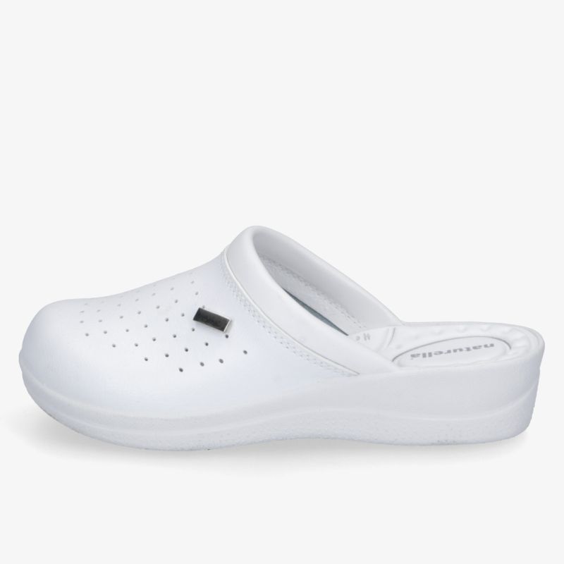 Weißer bequemer Clog mit perforiertem Obermaterial und rutschfester Sohle, ideal für den Alltag