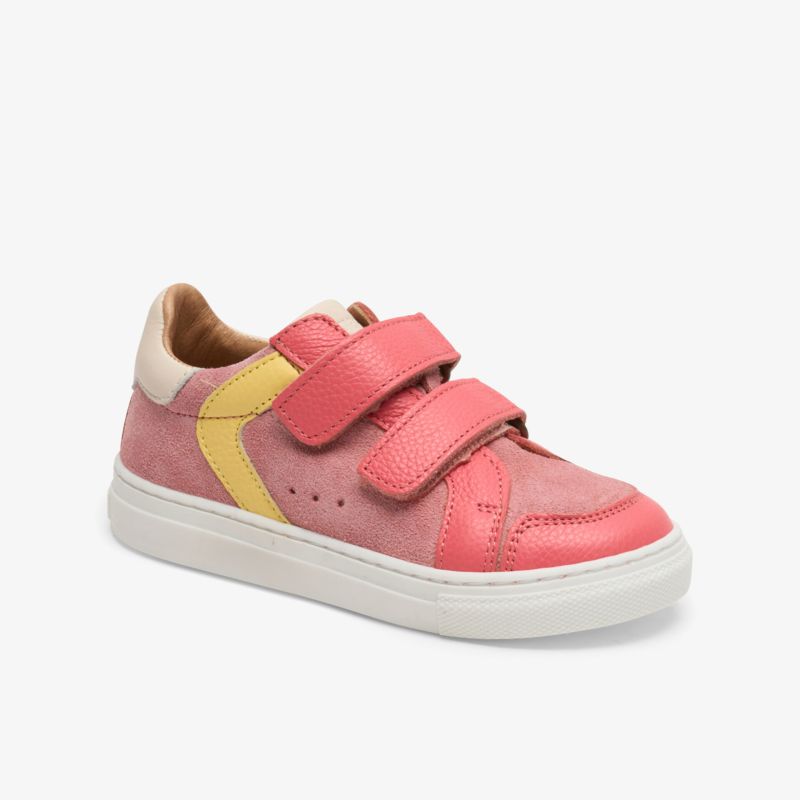 Rosa Sneaker mit zwei Klettverschlüssen und gelben Akzenten, weiße Sohle, bequemer und atmungsaktiver Schuh