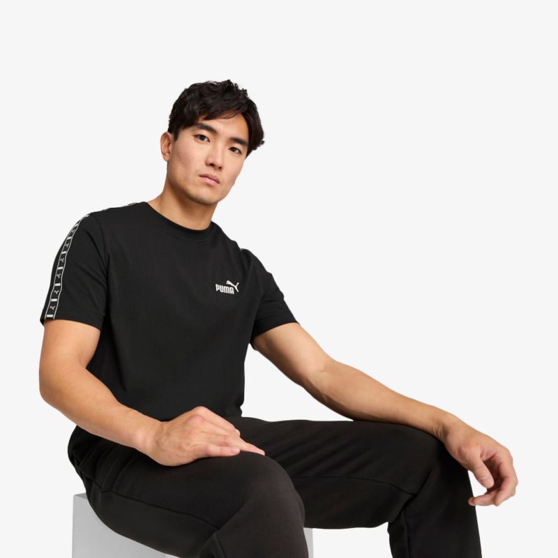 Schwarzes T-Shirt mit kurzem Ärmel und modernem Design, sitzend getragen für sportlichen Komfort