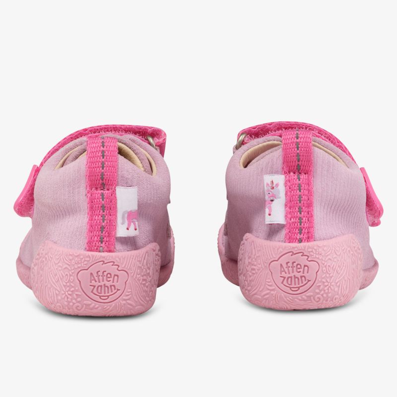 Rosa Kinderhausschuhe aus weichem Material mit flexibler, rutschfester Sohle, hintenansicht