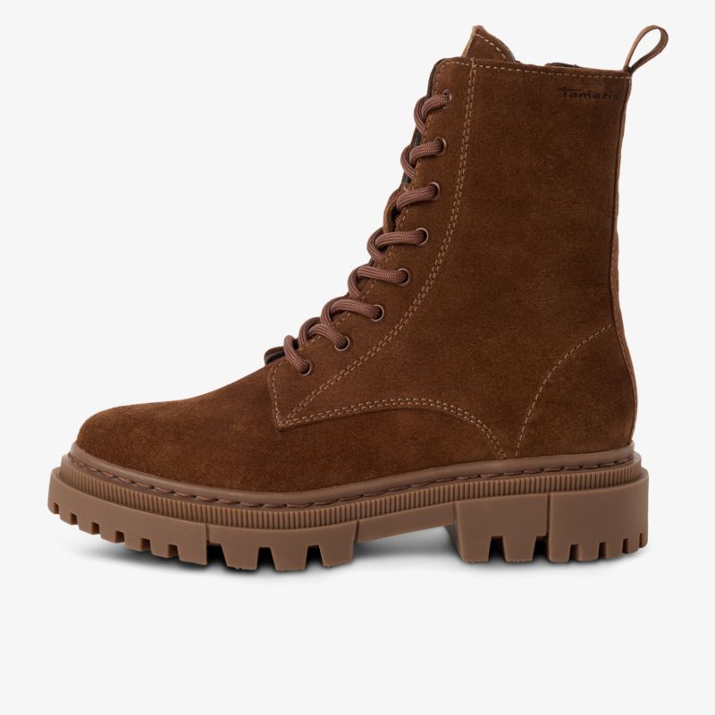 Moderner brauner Schnürstiefel aus Wildleder mit profilierter Gummisohle und robustem Design, seitliche Ansicht
