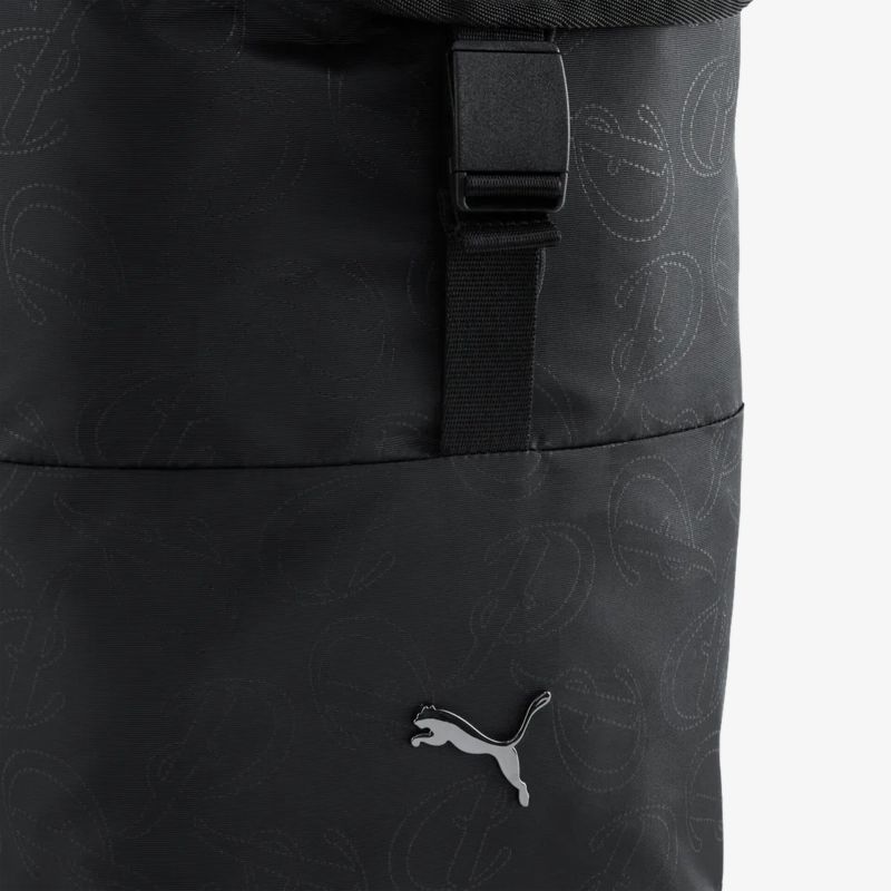 Schwarzer Puma Rucksack mit sichtbarem Logo, robustem Material und praktischer Außentasche im Detail