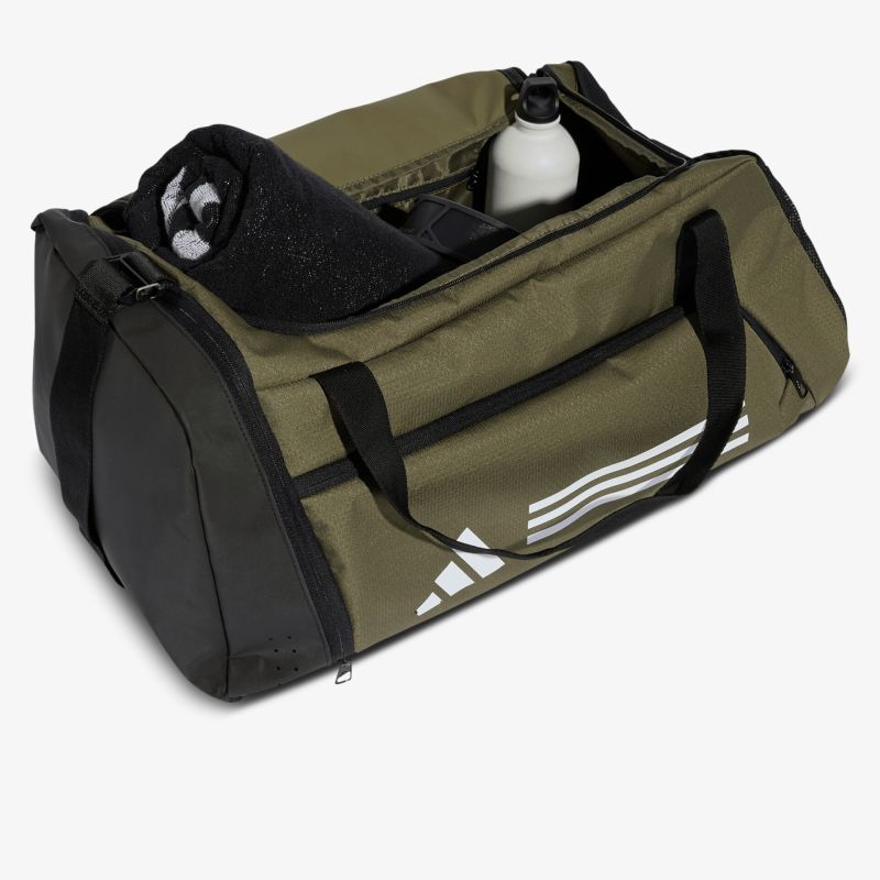 Robuste Sporttasche mit viel Stauraum und praktischem Tragegriff, ideal für Training und Freizeit