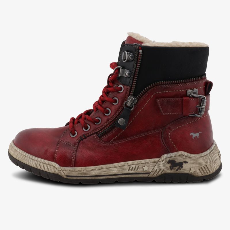 Rote Lederstiefelette mit Reißverschluss, Schnürung und dekorativem Schnallenriemen seitlich aufgenommen