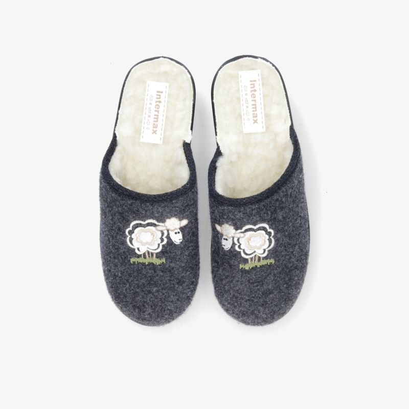Bequeme dunkelgraue Filz-Hausschuhe mit Schaf-Motiv und warmer Fütterung. Perfekt für gemütliche Stunden zu Hause.
