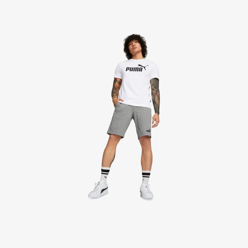 Sportlicher weiß-grauer Sneaker am Fuß, bequem und atmungsaktiv, moderner Look für vielseitigen Alltag