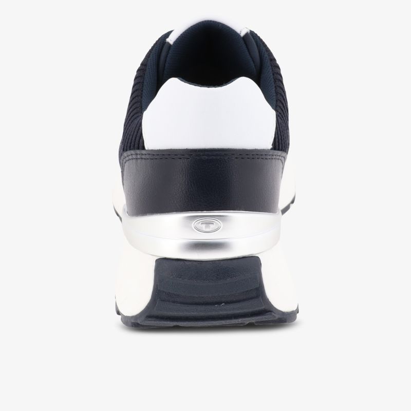 Moderner Sneaker mit gepolstertem Fersenbereich und rutschfester Sohle, Rückansicht