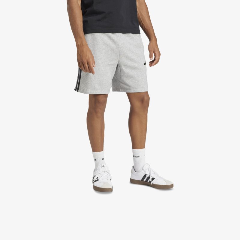 Moderne, leichte kurze Hose mit seitlichem Streifen, bequem und sportlich geschnitten, ideal für aktive Nutzung