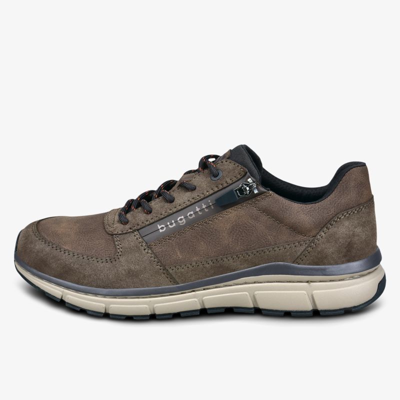 Moderner Sneaker mit robustem Obermaterial und gepolsterter Sohle für angenehmen Tragekomfort
