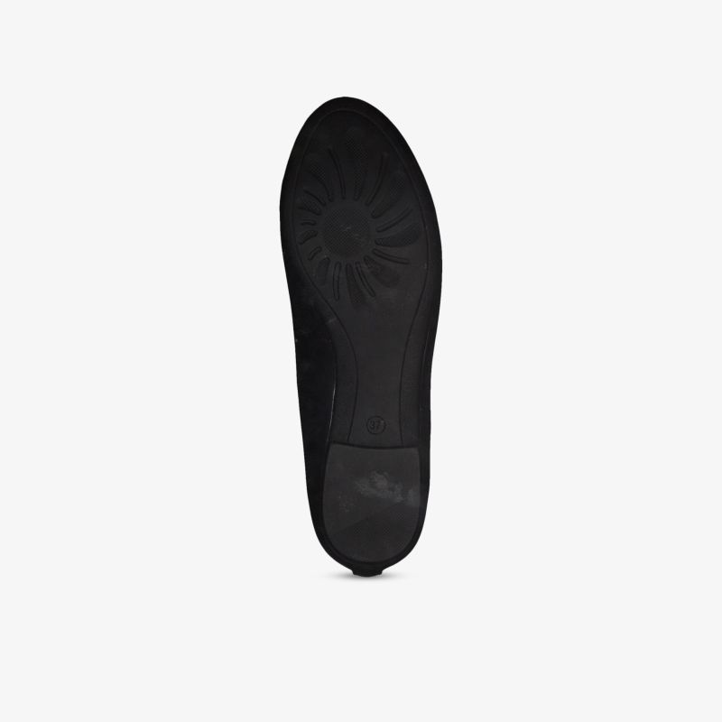 Hochwertige schwarze Schuhsohle für optimalen Halt und Komfort auf verschiedenen Oberflächen.