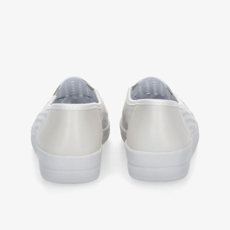 Rückansicht eines weißen Sneaker Paares mit schlichtem Design und rutschfester Laufsohle