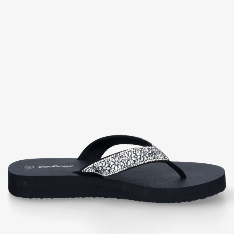 Schwarzer Flip Flop mit weiß gemustertem Riemen, komfortables Fußbett und rutschfester Sohle, seitliche Ansicht