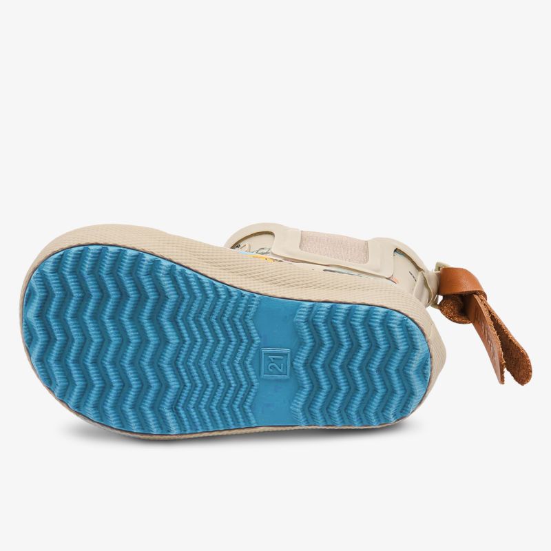 Robuste Sohle mit rutschfestem Profil für optimalen Halt und Komfort.