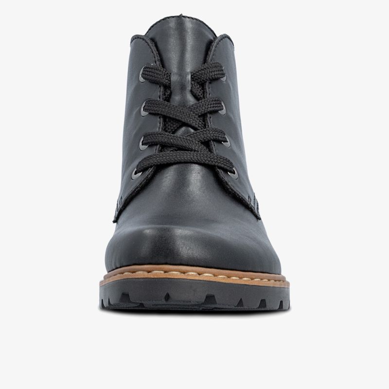 Robuster Schuh in schwarzem Leder mit stabiler Profilsohle und klassischen Schnürsenkeln